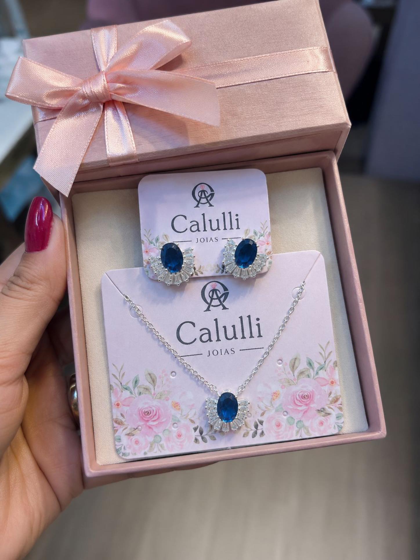 Conjunto de joias Calulli com pedra azul em caixa de presente